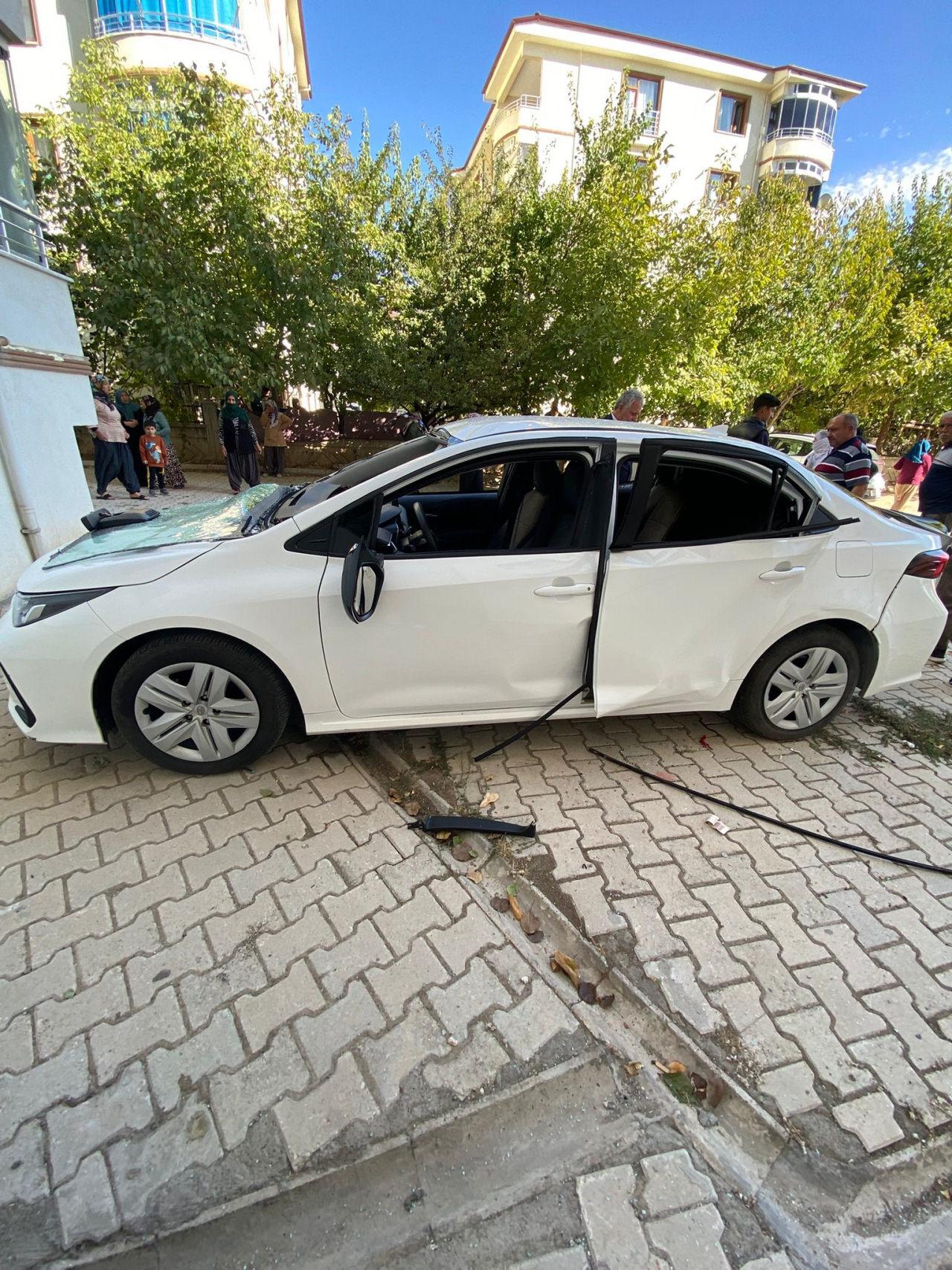 Arabada çakmak gazı tüpü patladı: 1 çocuk yaralı 3 arabada cakmak gazi tupu patladi 1 cocuk yarali 2 RICy4Ib2