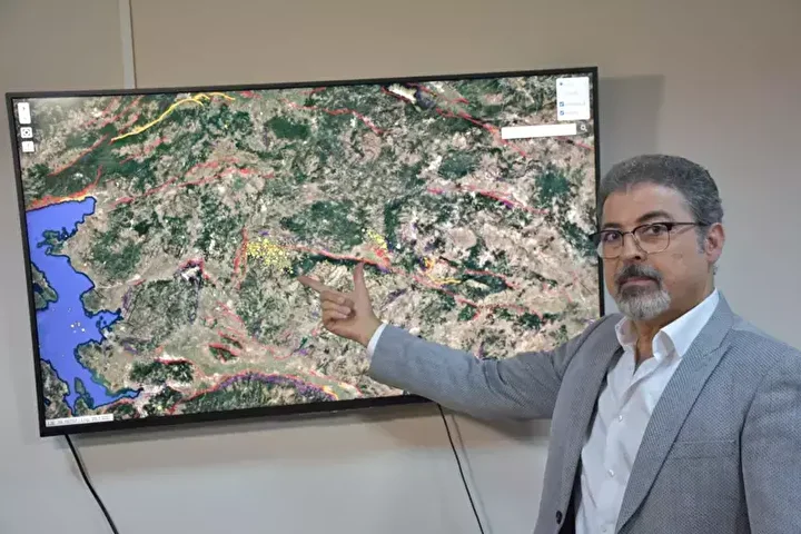 Artçılar 12 bini aştı, sarsıntı fırtınası sürüyor: İki ilçe ortasındaki meyyit faylar uyandı 1 artcilar 12 bini asti sarsinti firtinasi suruyor iki ilce ortasindaki meyyit faylar uyandi 0