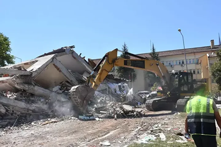 Artçılar 12 bini aştı, sarsıntı fırtınası sürüyor: İki ilçe ortasındaki meyyit faylar uyandı 4 artcilar 12 bini asti sarsinti firtinasi suruyor iki ilce ortasindaki meyyit faylar uyandi 3