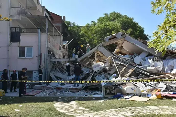 Artçılar 12 bini aştı, sarsıntı fırtınası sürüyor: İki ilçe ortasındaki meyyit faylar uyandı 5 artcilar 12 bini asti sarsinti firtinasi suruyor iki ilce ortasindaki meyyit faylar uyandi 4