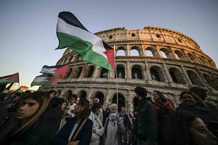 Avrupa’da İsrail’in Global Sumud Filosu’na müdahalesine karşı binlerce kişi sokaklara döküldü: 'Yazıklar olsun' 2 avrupada israilin global sumud filosuna mudahalesine karsi binlerce kisi sokaklara dokuldu yaziklar olsun 1 nuesfYQz