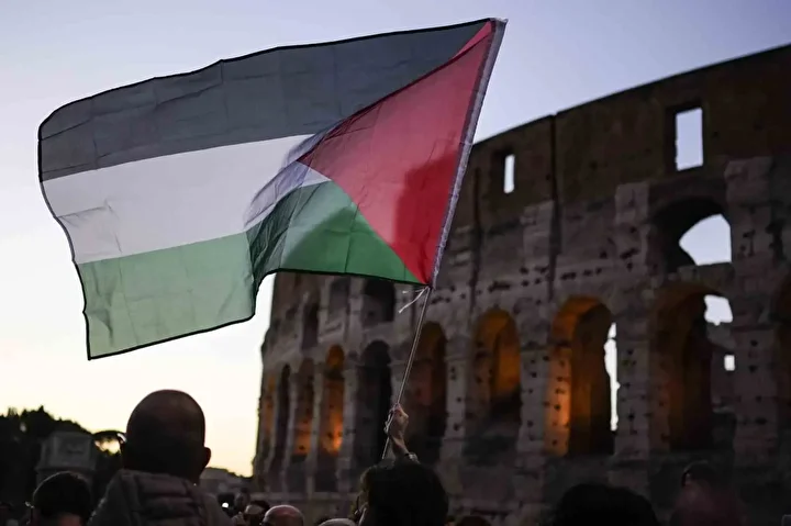 Avrupa’da İsrail’in Global Sumud Filosu’na müdahalesine karşı binlerce kişi sokaklara döküldü: 'Yazıklar olsun' 5 avrupada israilin global sumud filosuna mudahalesine karsi binlerce kisi sokaklara dokuldu yaziklar olsun 4 MgftDelW