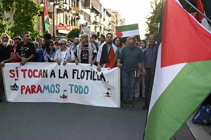Avrupa’da İsrail’in Global Sumud Filosu’na müdahalesine karşı binlerce kişi sokaklara döküldü: 'Yazıklar olsun' 6 avrupada israilin global sumud filosuna mudahalesine karsi binlerce kisi sokaklara dokuldu yaziklar olsun 5 ynALvwHa