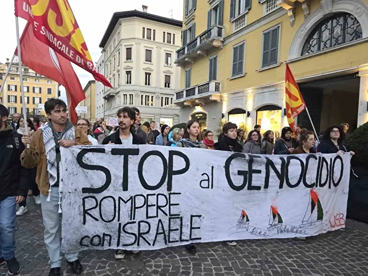 Avrupa’da İsrail’in Global Sumud Filosu’na müdahalesine karşı binlerce kişi sokaklara döküldü: 'Yazıklar olsun' 7 avrupada israilin global sumud filosuna mudahalesine karsi binlerce kisi sokaklara dokuldu yaziklar olsun 6 NDzHt7TZ
