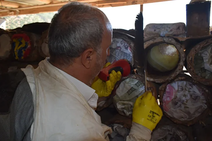 Babasının yaptığı kara kovan arıcılığını güçlü arazi şartlarında 35 yıldır sürdürüyor 5 babasinin yaptigi kara kovan ariciligini guclu arazi sartlarinda 35 yildir surduruyor 4 g8vP1OBD