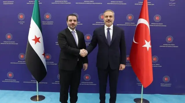 Bakan Fidan Suriyeli mevkidaşı Şeybani ile bir ortaya geldi bakan fidan suriyeli mevkidasi seybani ile bir ortaya geldi Xu2R2VJf.webp