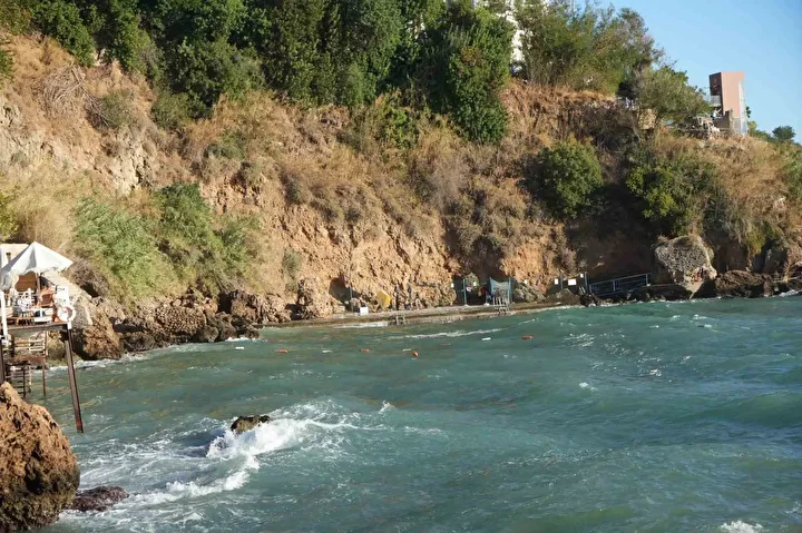 Balık tuttuğu kayalıklarda dalgalar yükselince mahsur kaldı 10 balik tuttugu kayaliklarda dalgalar yukselince mahsur kaldi 9 PpSIP128