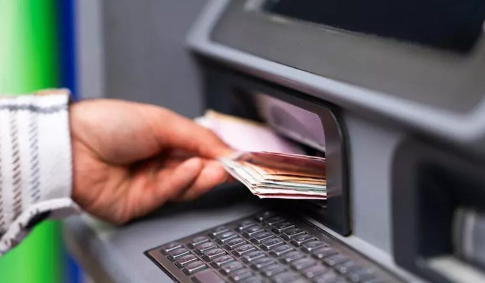 banka hesabinizdaki parayi ucuruyorlar basinca basiniz kaygiya giriyor kvN81EB6.jpg