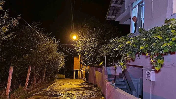 Bartın'da büyük panik: Gece yarısı patladı mahalleli gürültüyle uyandı 2 bartinda buyuk panik gece yarisi patladi mahalleli gurultuyle uyandi 1 MDmnLkfe