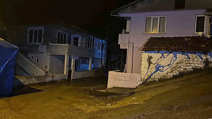 Bartın'da büyük panik: Gece yarısı patladı mahalleli gürültüyle uyandı 4 bartinda buyuk panik gece yarisi patladi mahalleli gurultuyle uyandi 3 SWjpVJVk