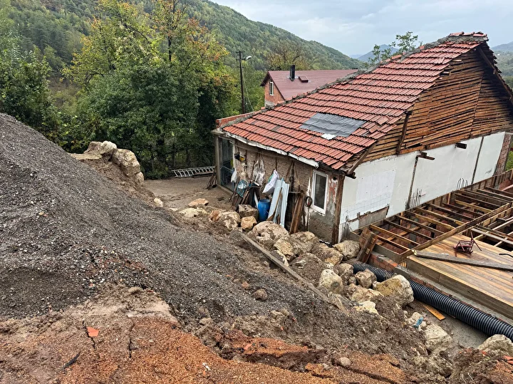 bartinda yagis heyelana neden oldu kimi meskenler tahliye edildi 1 XeLvIwZT