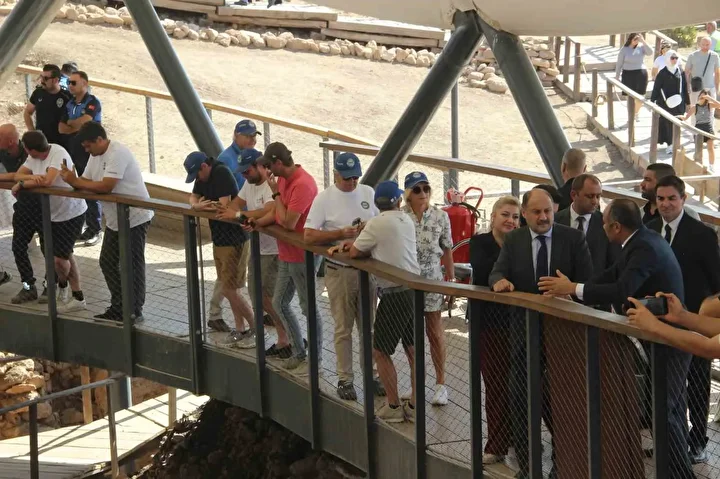 Belçika’dan yola çıkan klasik araçlar tarihin sıfır noktası Gökbekitepe’ye geldi 5 belcikadan yola cikan klasik araclar tarihin sifir noktasi gokbekitepeye geldi 4 JjRU4V5J