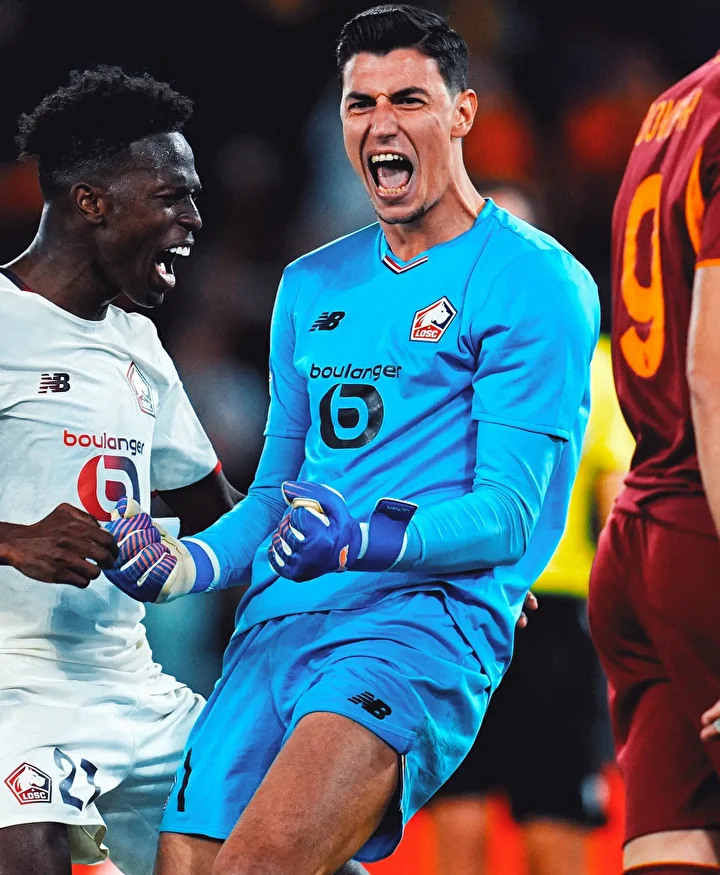 Berke Özer'den tarihe geçen 3 penaltı kurtarışı: Roma'nın kabusu oldu | GÖRÜNTÜ 3 berke ozerden tarihe gecen 3 penalti kurtarisi romanin kabusu oldu goruntu 2 sCuB3fpy