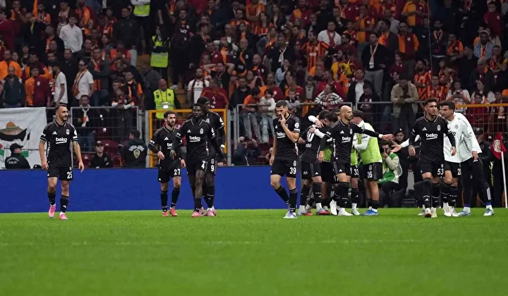besiktas dorduncu formasini tanitti taraftardan gecer not aldi 1 9wbD98WB