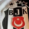 besiktas dorduncu formasini tanitti taraftardan gecer not aldi ZW9Y8dd3.webp