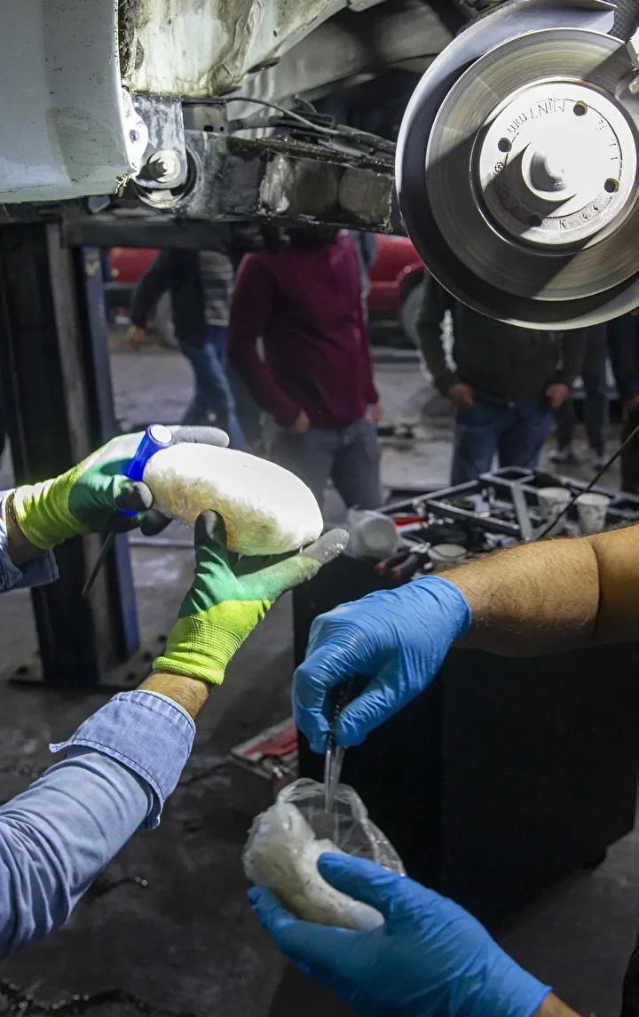 Bolu'da durdurulan arabada 7 kilo 150 gram sentetik uyuşturucu ele geçirildi 3 boluda durdurulan arabada 7 kilo 150 gram sentetik uyusturucu ele gecirildi 2