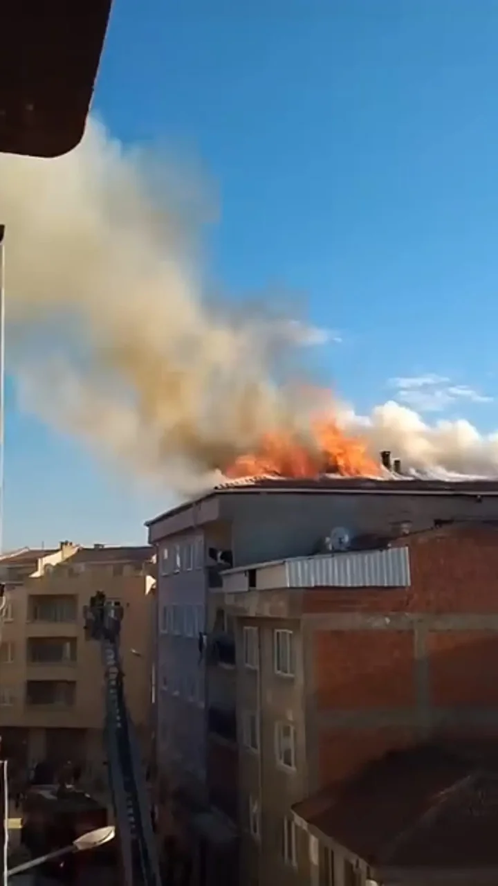 bursada bes katli apartmanin catisinda cikan yangin sonduruldu 0 qAF6bDnh