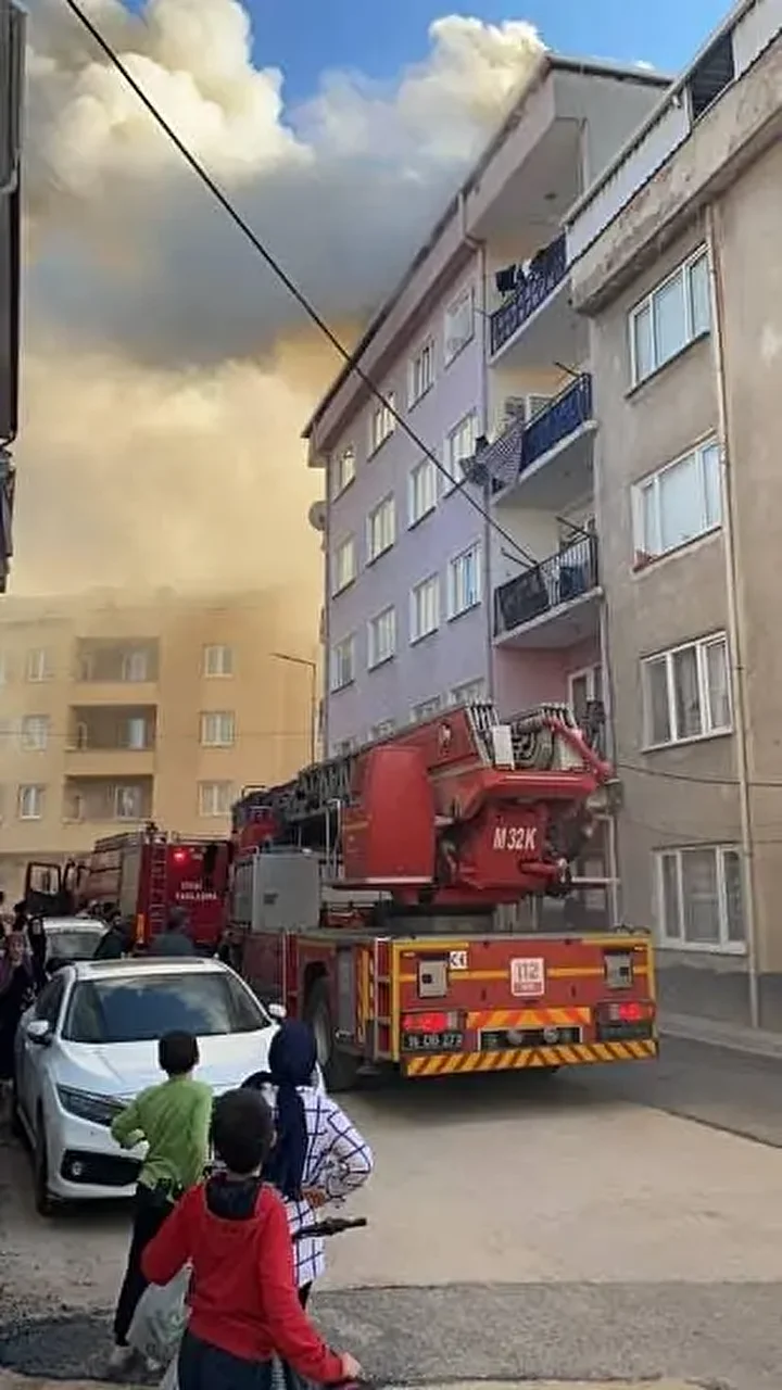 bursada bes katli apartmanin catisinda cikan yangin sonduruldu 1 1qNL595z