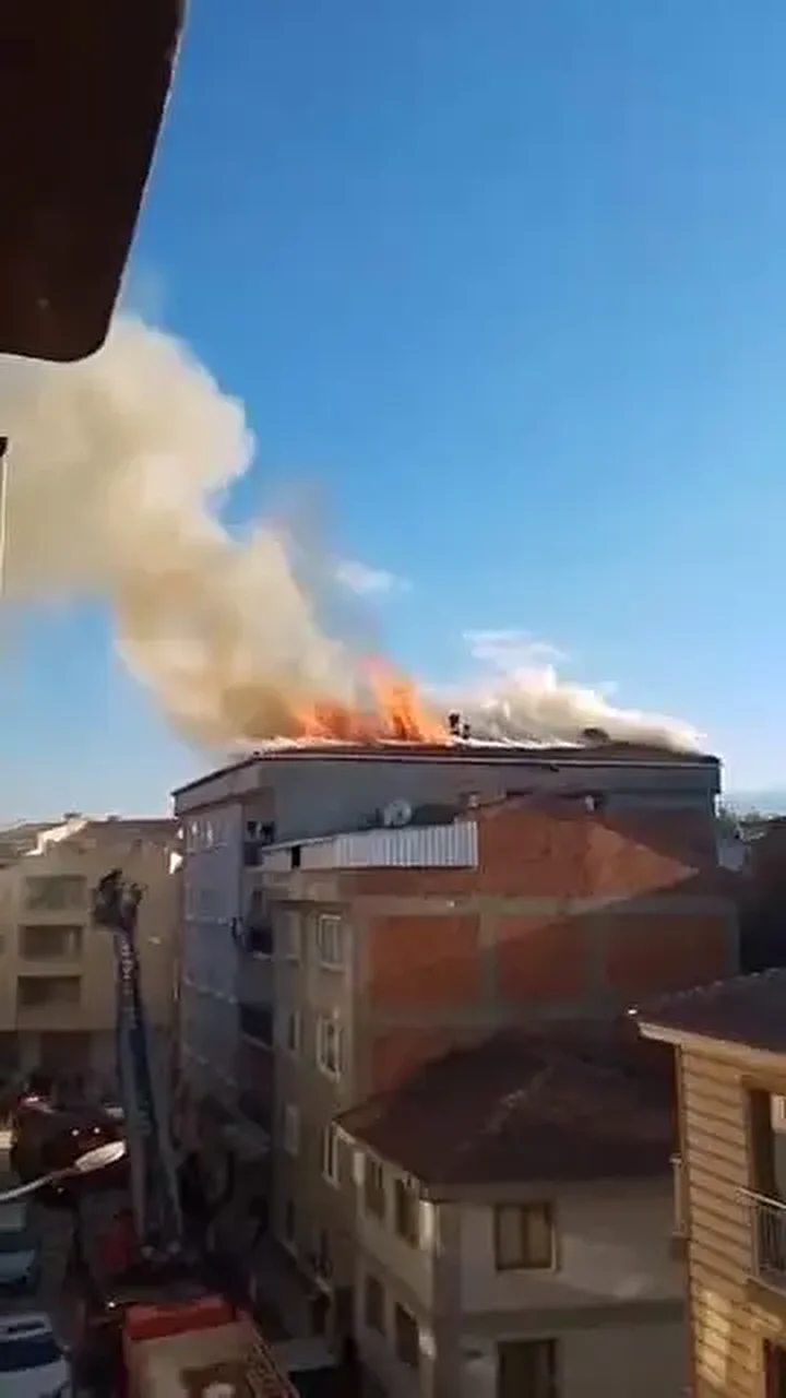 bursada bes katli apartmanin catisinda cikan yangin sonduruldu 2 5yLmpEcR