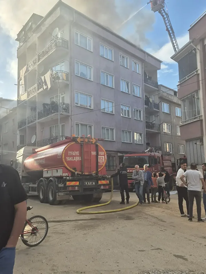 bursada bes katli apartmanin catisinda cikan yangin sonduruldu 6 mXqwInyl