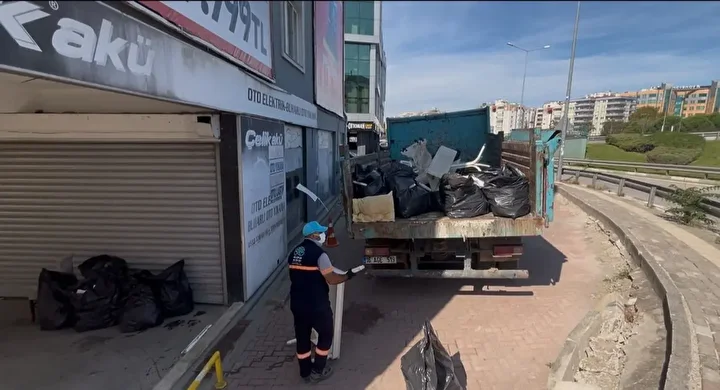 cop konuta donen daireden iki kamyon atik cikti belediye gruplari soke oldu 3 ivB9cmVi