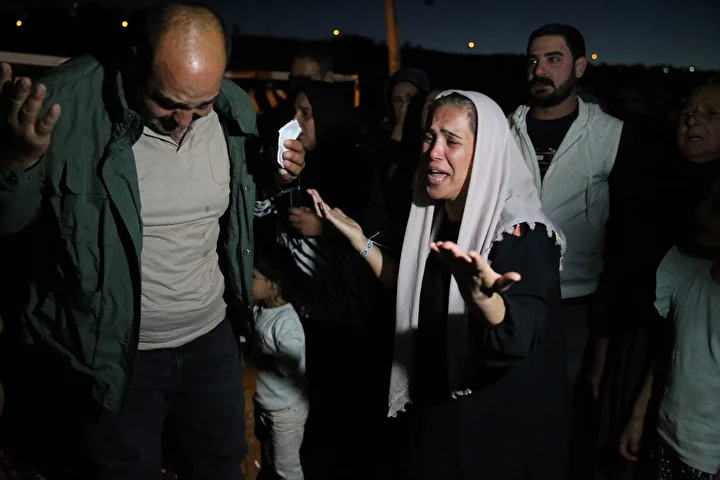 Diyarbakır'da tahliye edilen Güranlar Narin'in kabrini ziyaret edip gözyaşı döktü 3 diyarbakirda tahliye edilen guranlar narinin kabrini ziyaret edip gozyasi doktu 2 gEDf1KRi