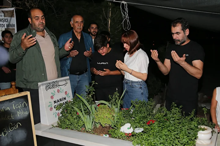 Diyarbakır'da tahliye edilen Güranlar Narin'in kabrini ziyaret edip gözyaşı döktü 4 diyarbakirda tahliye edilen guranlar narinin kabrini ziyaret edip gozyasi doktu 3 5vrkFi7B