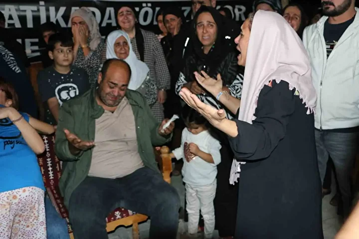 Diyarbakır'da tahliye edilen Güranlar Narin'in kabrini ziyaret edip gözyaşı döktü 5 diyarbakirda tahliye edilen guranlar narinin kabrini ziyaret edip gozyasi doktu 4 vZq97k6K