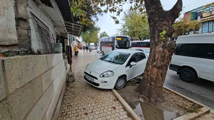 Edirne’de yola dökülen yağ zincirleme kazaya yol açtı: Dört araç birbirine girdi 1 edirnede yola dokulen yag zincirleme kazaya yol acti dort arac birbirine girdi 0