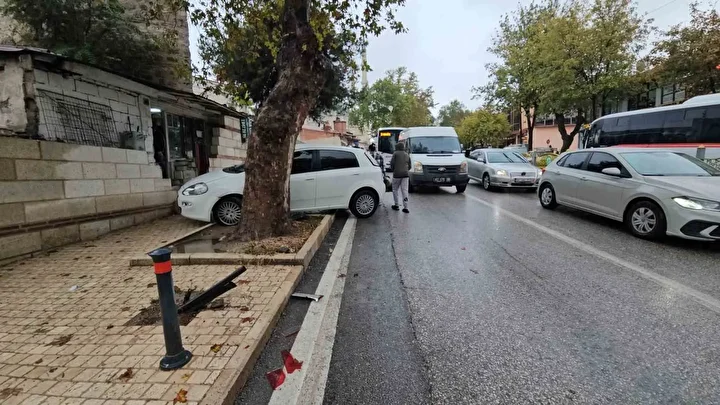 Edirne’de yola dökülen yağ zincirleme kazaya yol açtı: Dört araç birbirine girdi 2 edirnede yola dokulen yag zincirleme kazaya yol acti dort arac birbirine girdi 1 djCHIAy3