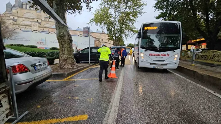 Edirne’de yola dökülen yağ zincirleme kazaya yol açtı: Dört araç birbirine girdi 3 edirnede yola dokulen yag zincirleme kazaya yol acti dort arac birbirine girdi 2 1g7KZSTP