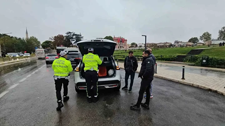Edirne’de yola dökülen yağ zincirleme kazaya yol açtı: Dört araç birbirine girdi 4 edirnede yola dokulen yag zincirleme kazaya yol acti dort arac birbirine girdi 3 wG7IsNYv