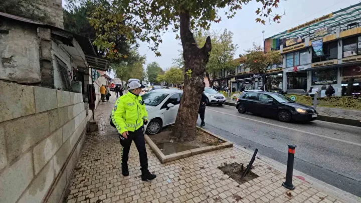 Edirne’de yola dökülen yağ zincirleme kazaya yol açtı: Dört araç birbirine girdi 5 edirnede yola dokulen yag zincirleme kazaya yol acti dort arac birbirine girdi 4