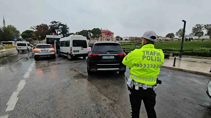 Edirne’de yola dökülen yağ zincirleme kazaya yol açtı: Dört araç birbirine girdi 6 edirnede yola dokulen yag zincirleme kazaya yol acti dort arac birbirine girdi 5 G4aG1HKb