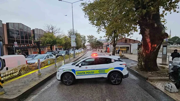 Edirne’de yola dökülen yağ zincirleme kazaya yol açtı: Dört araç birbirine girdi 7 edirnede yola dokulen yag zincirleme kazaya yol acti dort arac birbirine girdi 6 nYFa3srj