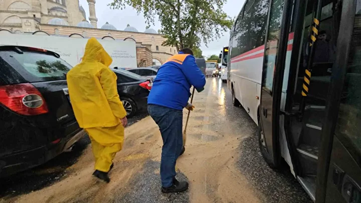 Edirne’de yola dökülen yağ zincirleme kazaya yol açtı: Dört araç birbirine girdi 8 edirnede yola dokulen yag zincirleme kazaya yol acti dort arac birbirine girdi 7 wAs2qXdm