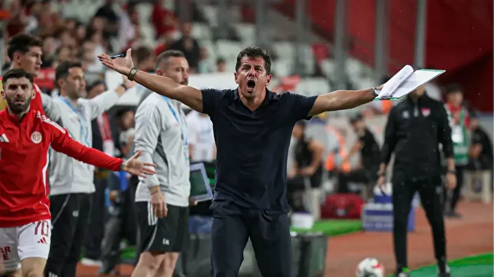 Emre Belözoğlu maç sonu ateş püskürdü: ‘Türkiye’nin açık orta en kötü…’ 2 emre belozoglu mac sonu ates puskurdu turkiyenin acik orta en kotu 1 BrbAmt7n