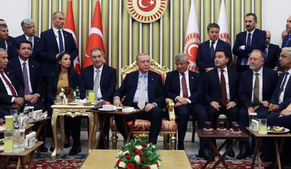 erdoganla fotografi gundem olmustu davutoglundan aciklama asla boyun egmeyecegiz vlgzRtyP.jpg