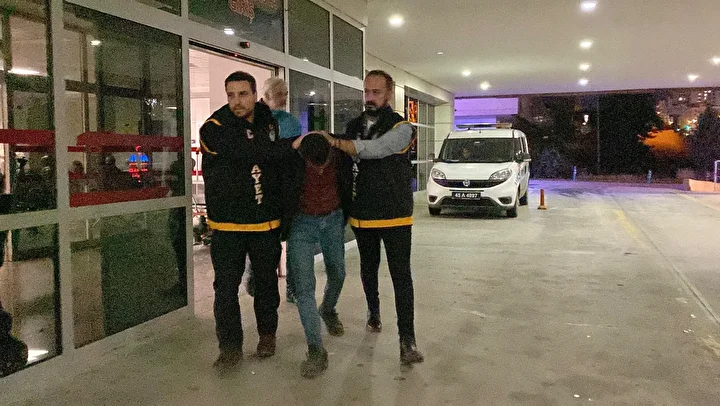 eski esi ile yanindaki kisiyi bicakla yaralayan kuskulu yakalandi 0 rFipRm28