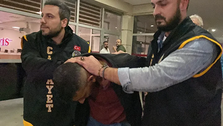 eski esi ile yanindaki kisiyi bicakla yaralayan kuskulu yakalandi 1 2p4TCOe8
