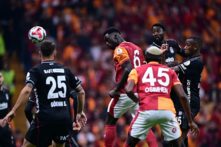 Eski hakemler yorumladı: Davinson Sanchez’in durumunda kırmızı kart var mı? 3 eski hakemler yorumladi davinson sanchezin durumunda kirmizi kart var mi 2 aHNIaz3i