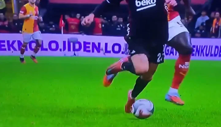 Eski hakemler yorumladı: Davinson Sanchez’in durumunda kırmızı kart var mı? 4 eski hakemler yorumladi davinson sanchezin durumunda kirmizi kart var mi 3 UOVV6gPK