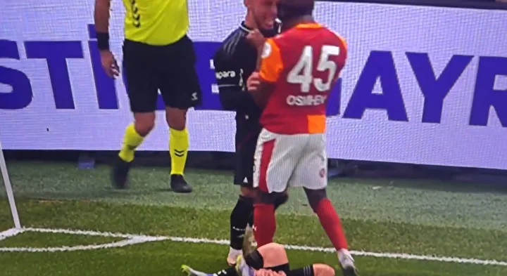 Eski hakemler yorumladı: Osimhen’in Emirhan Topçu’ya yaptığı hareket kırmızı kart mı? 1 eski hakemler yorumladi osimhenin emirhan topcuya yaptigi hareket kirmizi kart mi 0
