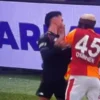 Eski hakemler yorumladı: Davinson Sanchez’in durumunda kırmızı kart var mı? eski hakemler yorumladi osimhenin emirhan topcuya yaptigi hareket kirmizi kart mi mgx4RJ4J.webp
