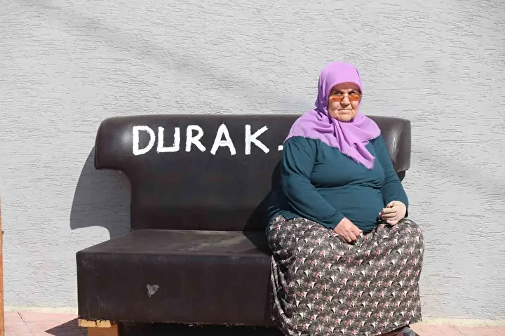 Eskişehir'de CHP'li belediyenin oturacak yer yapmadığı duraklara vatandaş koltuk getirdi: 'Hizmet istiyoruz niçin oy verdik?' 1 eskisehirde chpli belediyenin oturacak yer yapmadigi duraklara vatandas koltuk getirdi hizmet istiyoruz nicin oy MHni9Q9F