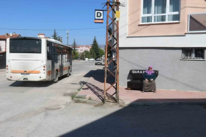 Eskişehir'de CHP'li belediyenin oturacak yer yapmadığı duraklara vatandaş koltuk getirdi: 'Hizmet istiyoruz niçin oy verdik?' 4 eskisehirde chpli belediyenin oturacak yer yapmadigi duraklara vatandas koltuk getirdi hizmet istiyoruz nicin oy USghkUKU