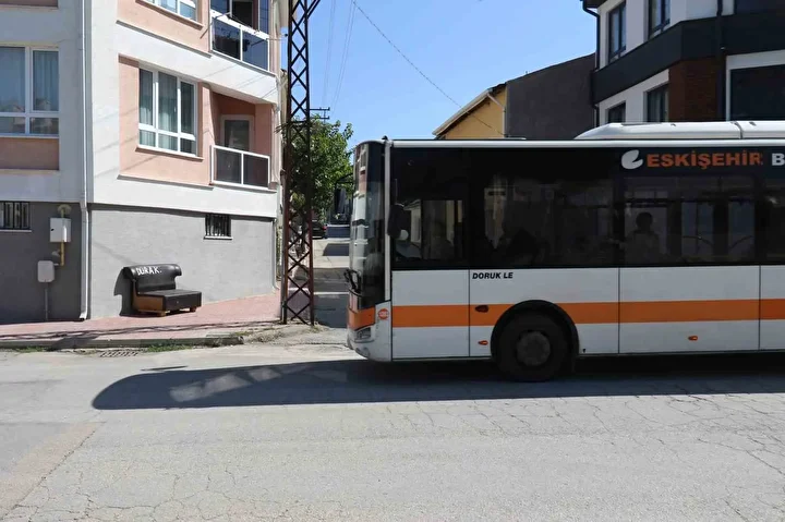 Eskişehir'de CHP'li belediyenin oturacak yer yapmadığı duraklara vatandaş koltuk getirdi: 'Hizmet istiyoruz niçin oy verdik?' 6 eskisehirde chpli belediyenin oturacak yer yapmadigi duraklara vatandas koltuk getirdi hizmet istiyoruz nicin oy WkKQ6MPg