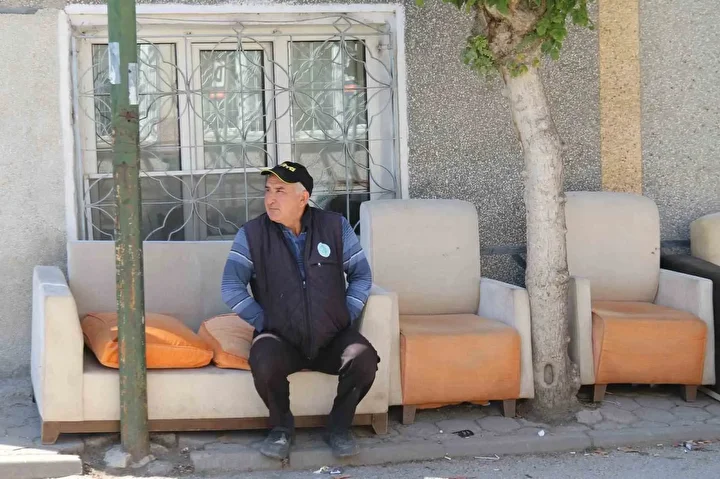 Eskişehir'de CHP'li belediyenin oturacak yer yapmadığı duraklara vatandaş koltuk getirdi: 'Hizmet istiyoruz niçin oy verdik?' 5 eskisehirde chpli belediyenin oturacak yer yapmadigi duraklara vatandas koltuk getirdi hizmet istiyoruz nicin oy b8Asl47D