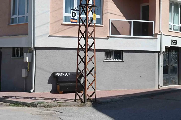 Eskişehir'de CHP'li belediyenin oturacak yer yapmadığı duraklara vatandaş koltuk getirdi: 'Hizmet istiyoruz niçin oy verdik?' 2 eskisehirde chpli belediyenin oturacak yer yapmadigi duraklara vatandas koltuk getirdi hizmet istiyoruz nicin oy fgiBaQ4h