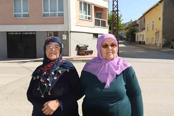 Eskişehir'de CHP'li belediyenin oturacak yer yapmadığı duraklara vatandaş koltuk getirdi: 'Hizmet istiyoruz niçin oy verdik?' 3 eskisehirde chpli belediyenin oturacak yer yapmadigi duraklara vatandas koltuk getirdi hizmet istiyoruz nicin oy yaX6ZlOq
